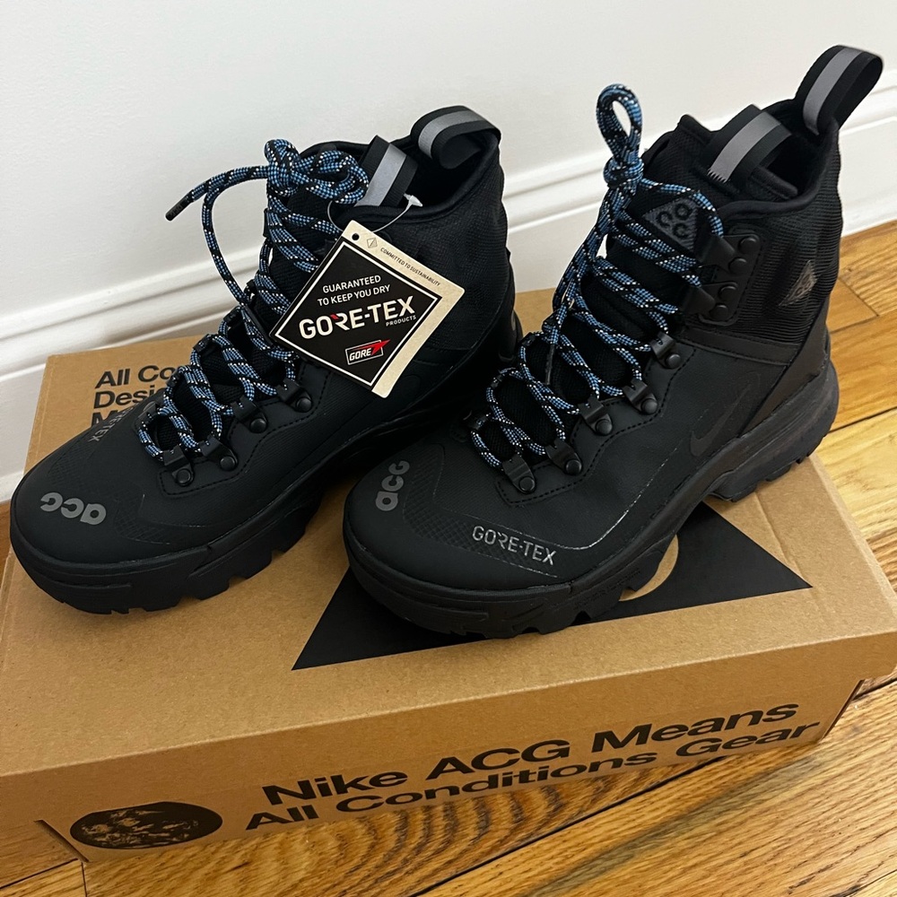 ACG Zoom Gaiadome Gore-Tex Boots. Brand new/ never worn! (Women’s 6 - Men’s 4.5)